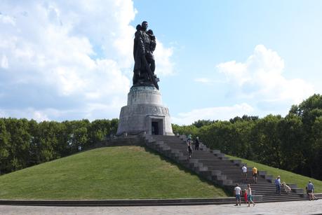 Statue des Sowjetsoldat mit Kind und Schwert