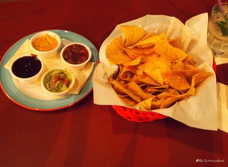 bonn-tacos-mixed-dips-and-chips-nachos