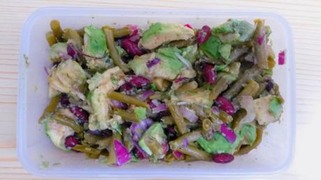 Salat aus grünen Brechbohnen, roten Zwiebeln, Kidneybohnen und Avocado.