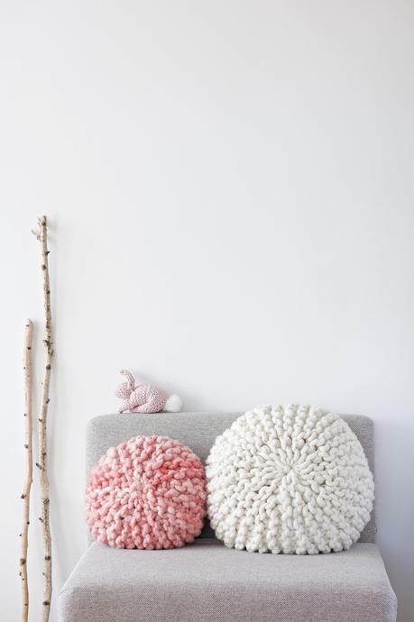 Tutorial DIY for a chunky knitted round pillow, Anleitung für ein rundes Strickkissen by lebenslustiger.com, these pillows are knitted with short rows - please find the full picture tutorial