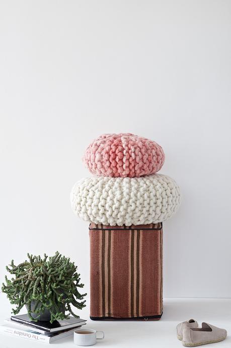 Tutorial DIY for a chunky knitted round pillow, Anleitung für ein rundes Strickkissen by lebenslustiger.com, these pillows are knitted with short rows - please find the full picture tutorial