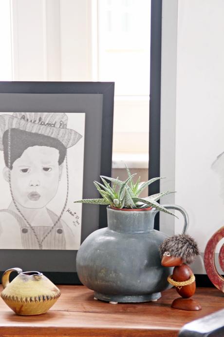 Bleistiftzeichnung eines Kinerportraits mit Kermik und Plants