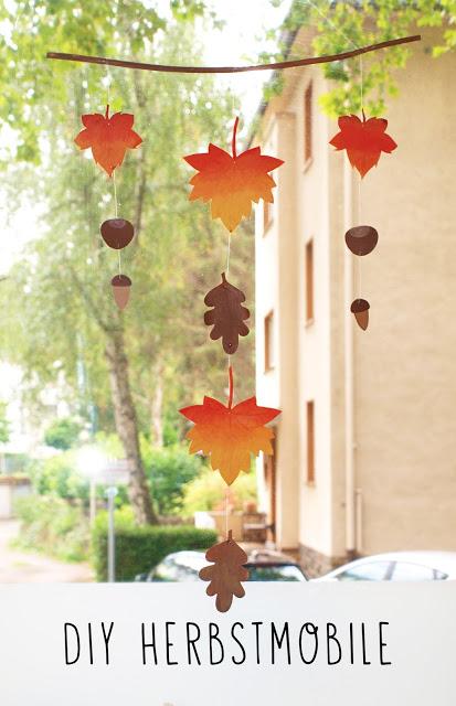 DIY Herbstdeko - Mobile aus bunten Blättern