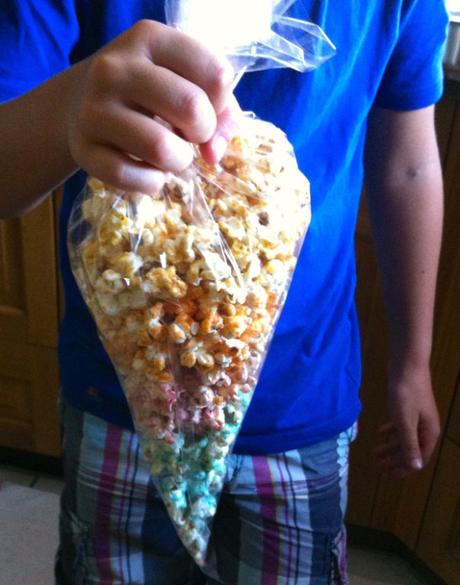 Basteln mit Junior: knusprig-buntes Messe-Popcorn