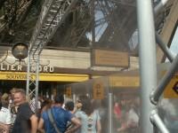 Frisch geduscht am Eingang zum Eiffelturm