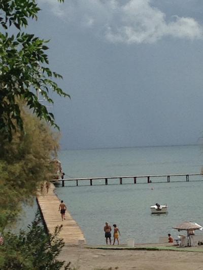 Während die Restaurant-Besitzer und ihre Kellner den Strand von Unrat befreien, Strandliegen herrichten und die Sonnenschirme neu ausrichten.