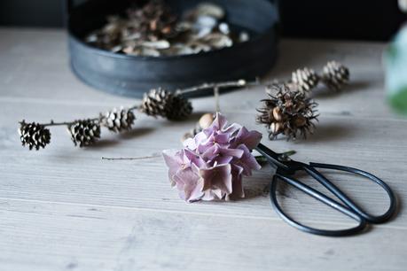 Blog + Fotografie by it's me! - Hortensienblüte, eine alte Schere und ein Lärchenzweig