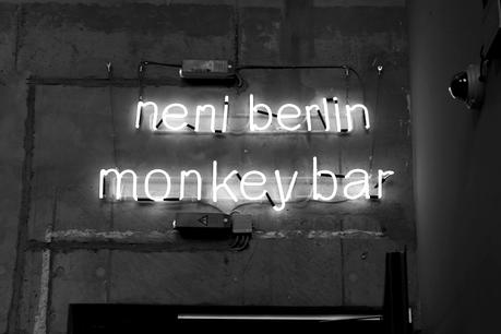 Blog + Fotografie by it's me! - Bloggertreffen in Berlin - Neonreklame monkey bar BlackWhite