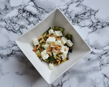 Zucchini-Feta Salat mit Pinienkernen