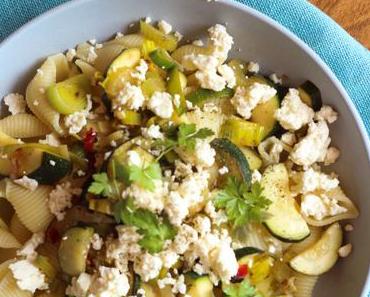 Pasta mit Zucchini, Staudensellerie und Feta oder #pastaforingeborg die Neunte