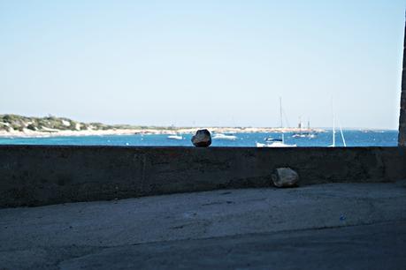 Blog + Fotografie by it's me! - Ses Salines, Ibiza - Schattenplatz mit Blick aufs Meer