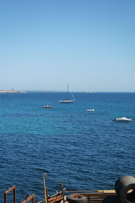 Blog + Fotografie by it's me! - Ses Salines, Ibiza - Blick aufs Meer mit Booten