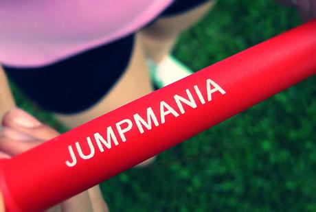 Jaimee testet ein Jumpmania Speed Rope-Sprungseil