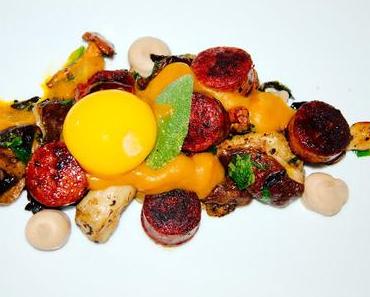 Pilze und Eigelb an Kürbispüree