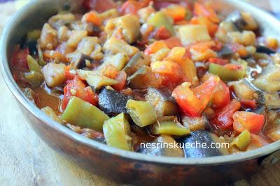Biberli Domatesli Patlıcan Tavası / Auberginenpfanne mit Spitzpaprika und Tomaten