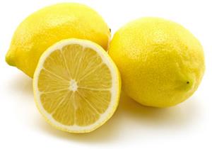 Haare aufhellen mit einer Zitrone.