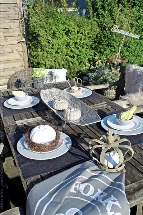 Outdoor herbstliche Tischdeko in grau weiß grün mit Zierkohl und grüner Kürbisdekoration