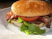 Mozzarella-Burger mit Speck