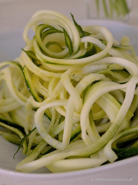 Zoodles Rezept – Zucchini Noodles mit geröstetem Bluemnkohl und Lemon-Parmesan Dressing
