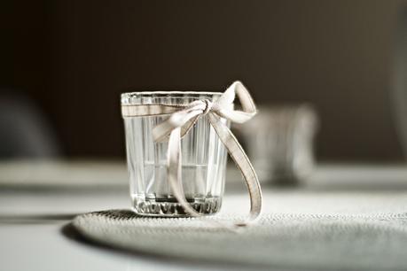 Blog + Fotografie by it's me - Bunt ist die Welt, geriffeltes Glas-Teelicht mit Schleifenband