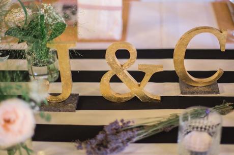 Vergoldete Initialen für den Brauttisch