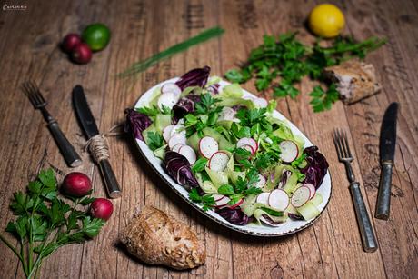 Bunter Salat mit Radieschendressing