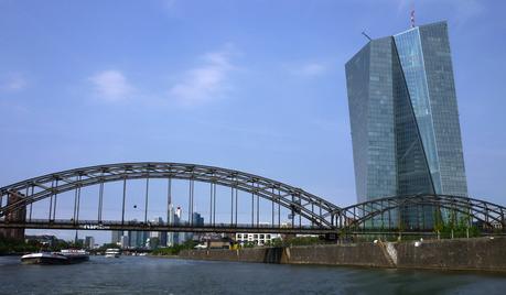 Das jüngste architektonische Schandmal: Die Zentrale der Europäischen Zentralbank. Ein Koloss aus Stahl, Beton und Glas. Zwei ineinander geschlungene Türme kosteten 1,2 Milliarden Euro!