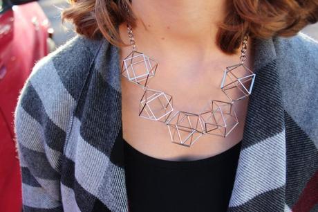 poncho-necklace-kette-nahaufnahme-closeup-geometric-cubes