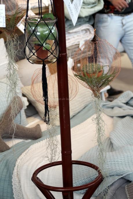 Makrame Ampel mit Pflanze an einer Holzgarderobe auf der Messe Amsterdam vt wonen en design beurs 2015