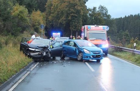 Schwerer Verkehrsunfall zwischen Albaum und Würdinghausen@Kreispolizeibehörde Olpe