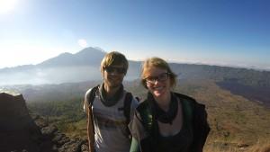 Bina und Francis auf Mount Batur