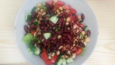 Salat mit Kidneybohnen, Kichererbsen und Balsamico-Creme.