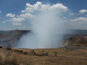 Gase aus dem aktiven Krater des Vulkan Masaya