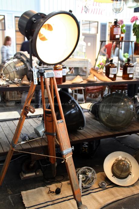 Burbri Antiek alte Stehlampe Fotoleuchte auf der Vt Wonen & Design Beurs in Amsterdam