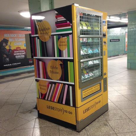 Buchverkaufsautomat im U-Bahnhof Berlin Alexanderplatz