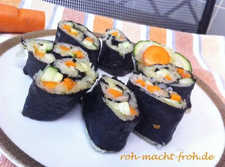 Roh, vegan, fettfrei: Sushi mit frischem Sauerkraut, Möhre und Gurke!