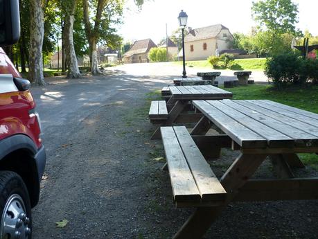 Solche Picknickplätze gibt es zuhauf auf dem Lande in Südfrankreich.  oftmals mitten im ort. Dann sind in der Regel auch sanitäre Einrichtungen und Entsorungsmöglichkeiten gegeben.  Sofern es nicht ausdrücklich verboten ist, kann man dort auch über Nacht bleiben.