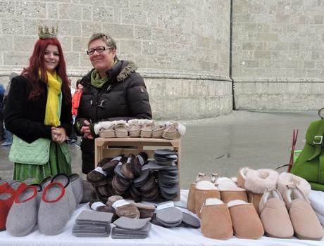 Maria mit Angela Rachl und ihren Schafwolle Produkten aus der Bio-Heu-Region