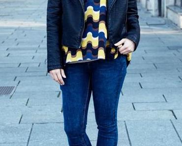 schwarze Lederjacke, Retro Bluse und Marsala Pumps