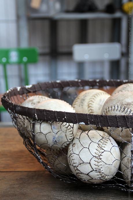 Spoor 38 Baseballbälle in Drahtkorb auf der Messe Vt Wonen & Design Beurs