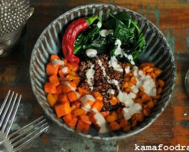 Buddha Bowl mit roter Quinoa, Spinat, Süßkartoffel und Tahini-Joghurt