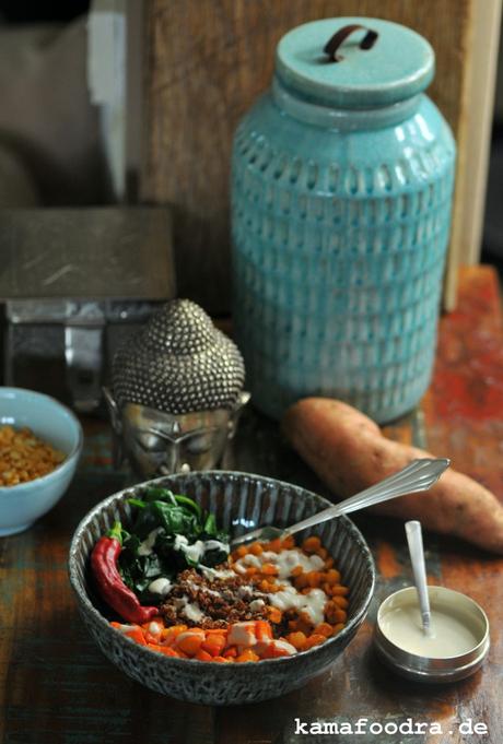 Buddha Bowl mit roter Quinoa, Spinat, Süßkartoffel und Tahini-Joghurt