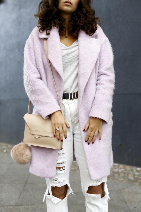 Fluffy Pink Oversize Coat Bershka White Ripped Boyfriend Jeans Justfab Jeans Pants Nude Mango Bag Grey pointed boots h&M streetstyle fashionblog modeblog blogger look outfit berlin germany deutschland winter look samieze