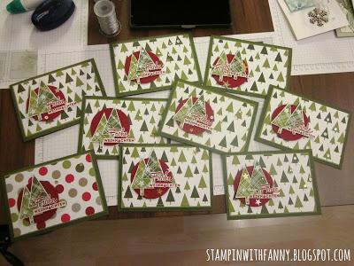 Weihnachtskarte mit vielen Tannenbäumchen