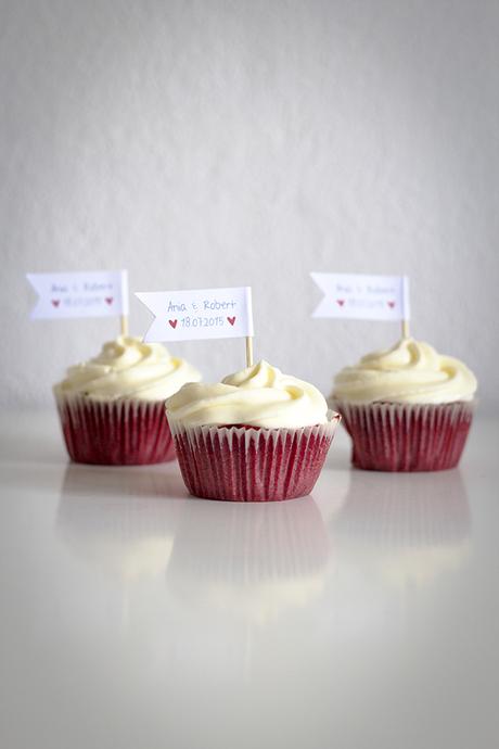 Red Velvet Cupcakes mit Toppern zur Hochzeit