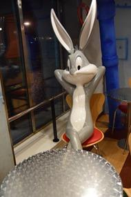 17_Bugs-Bunny-in-Pizzeria-auf-Faehre-Moby-Aki