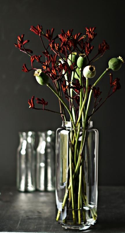 Blog + Fotografie by it's me! - Flower Friday, Herbststrauß in einer Glasvase vor Schwarz