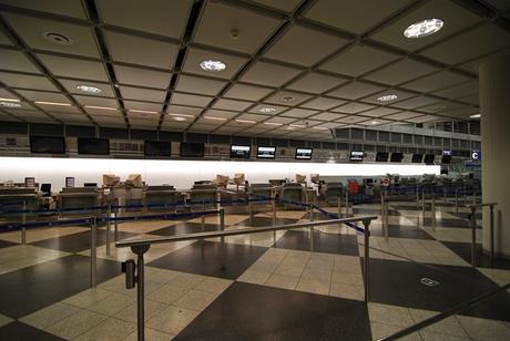 leerer-Check-in-Schalter-Flughafen-Muenchen