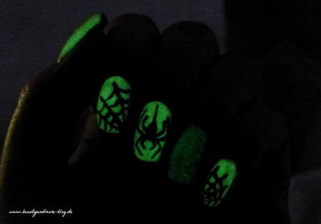 Glow in the Dark Halloween Nails - NOTD Primark P.S. Glow in the Dark Nail Polish