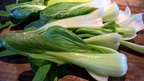 Pak Choi waschen und Strunk abschneiden.